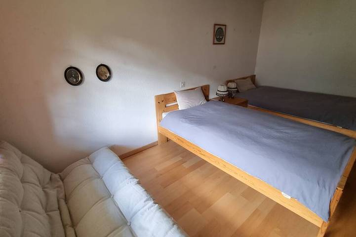 Room with extra-large double-bed, cable Tv, private bathroom, organic breakfast, in Lauenen b. Gstaad, Lauenen