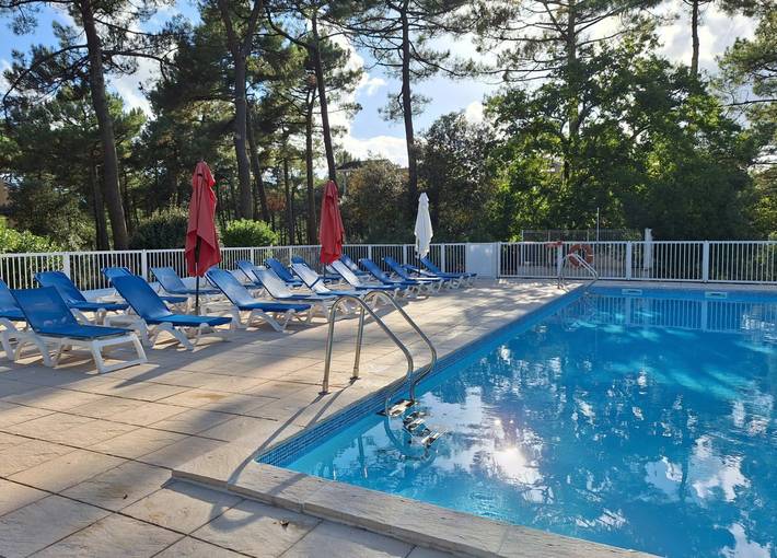Gîte pour 5 personnes, avec piscine et terrasse à Carcans