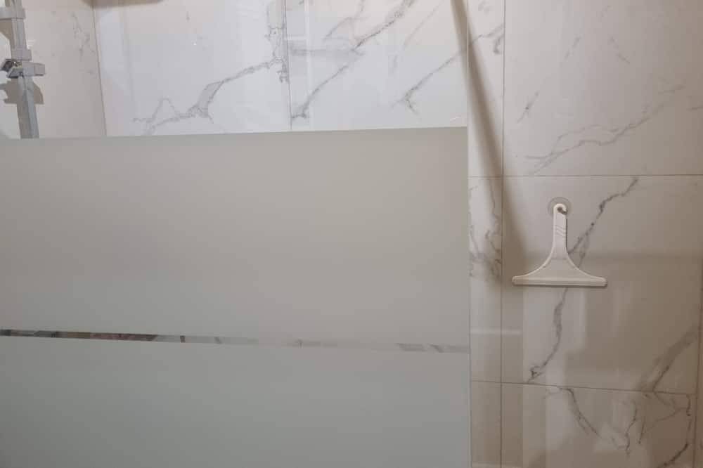 Apartamento entero, 100 m2 air-conditioned apartment at the foot of the Luberon, 30 km from Aix-en-Provence   in Villelaure, Parque natural regional del Luberon