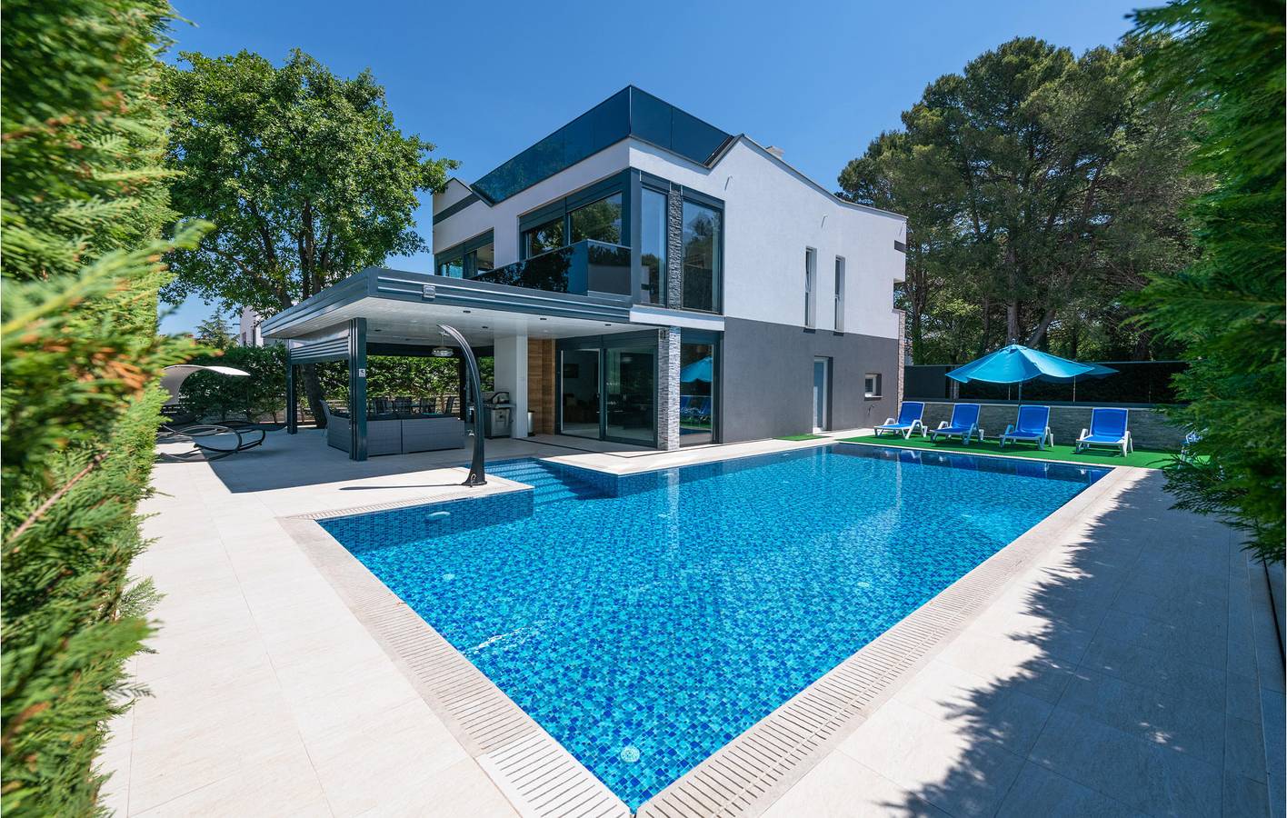 Gemütlich, 2 km von der Küste entfernt: Modernes Apartment mit Terrasse und Parkplatz in Fazana, Südküste Istrien