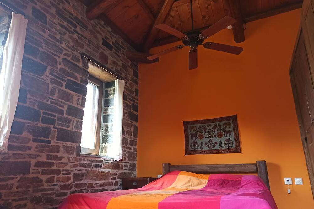 Traditional Stone House-Ten Minutes from the Beach in Zarakes, Euböa