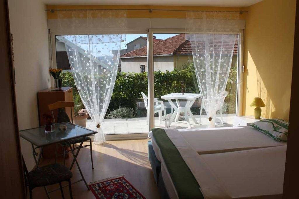 Entire studio, Studio apartment 4328-2 for 3 Pers. in Trogir in Trogir, Ciovo