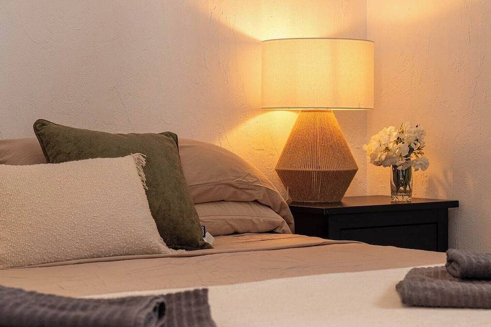 This beautiful flat is completely renovated! It has 3 beautiful bedrooms, an open plan fully equipped kitchen, a nice living room with smart tv and a terrace to enjoy the nice weather. in Mijas Pueblo, Mijas