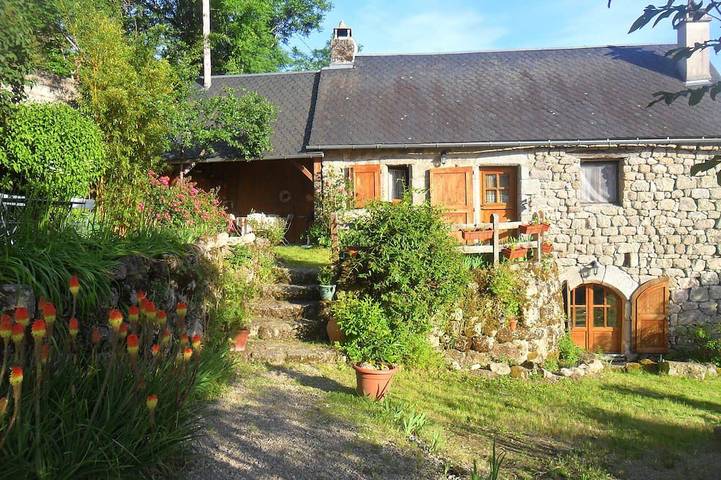 Gîte pour 4 personnes, avec Terrasse ainsi que Jardin et Piscine