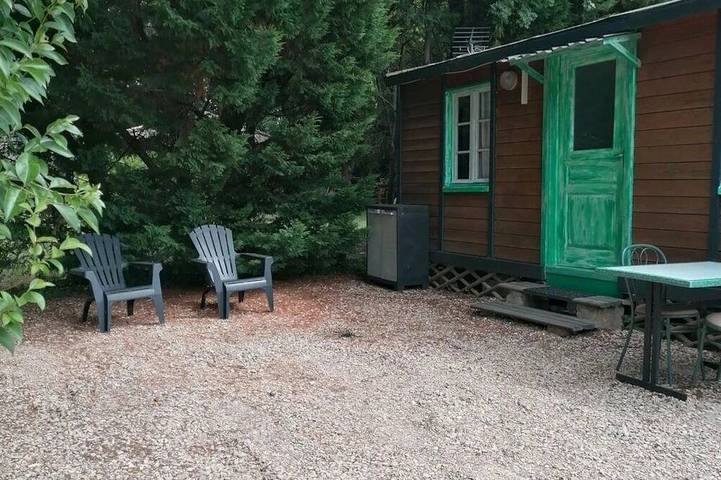 Zecamping 4 étoiles piscine chiens acceptés jacuzzi chalet Tv clim 18m2 in Noves, Arles region