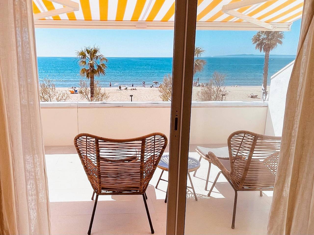 Ganzes Studio, ¡Encantador apartamento en alquiler en Roses, Costa Brava! A 0 metros de la playa. Disfruta de la piscina comunitaria y las vistas al mar. in Santa Margarida, Roses