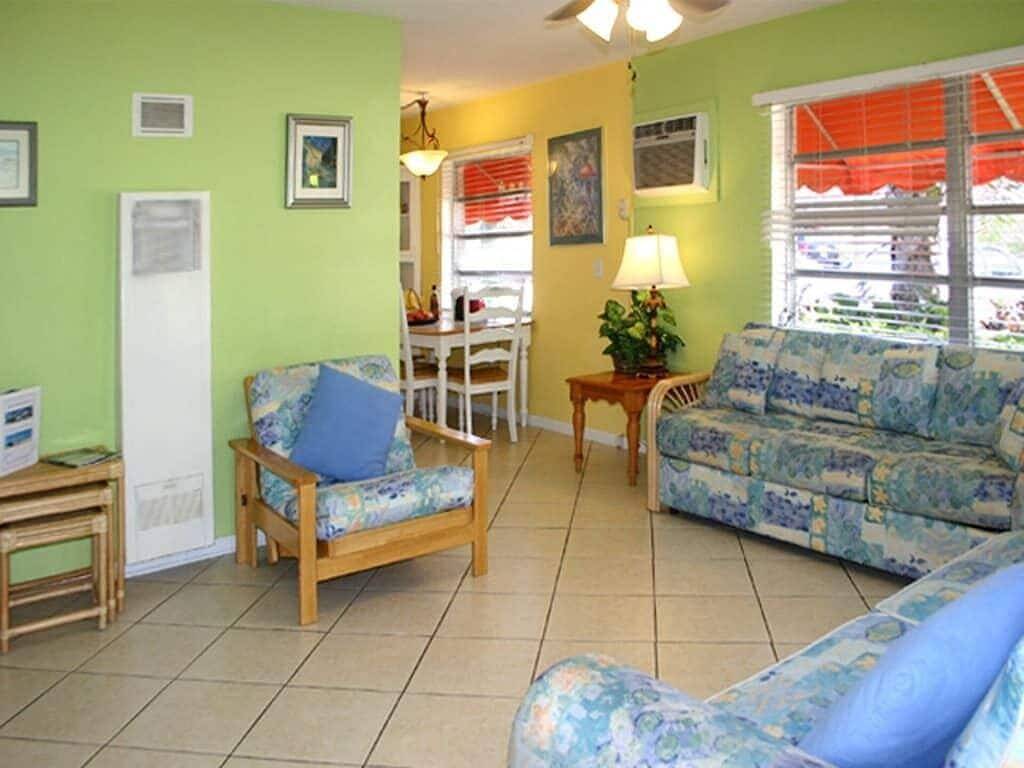 Orange Blossom Cottage two minute Walk to Beach in Clearwater, Caladesi Island