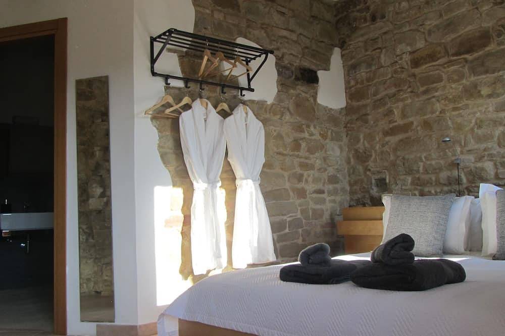Rural Villa, Large Private Saltwater Pool, Diving Board Mountain & Village View in Gualdo, Monti Sibillini National Park