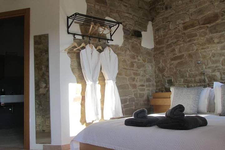Peaceful Rural Villa, Large Private Pool, Diving Board, Mountain & Village Views in Gualdo, Monti Sibillini National Park