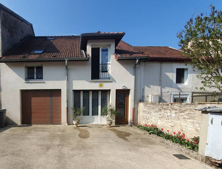 Gîte pour 13 personnes, avec balcon à Doulaincourt-Saucourt
