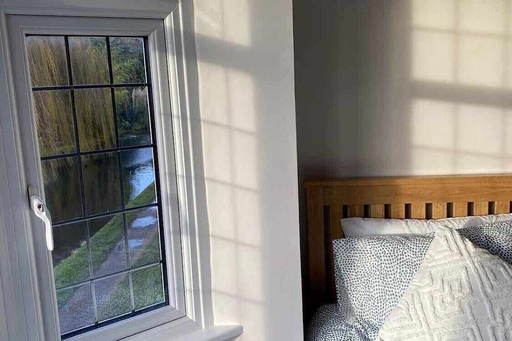 Idyllic 2 bedroom Canal facing Cottage in Hopwas in Drayton Manor Park, Staffordshire