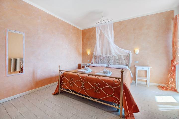 Bed and Breakfast 'Giardini Di Corte - Dalia' with Lake View, Wi-Fi, and Air Conditioning in Maderno, Toscolano-Maderno