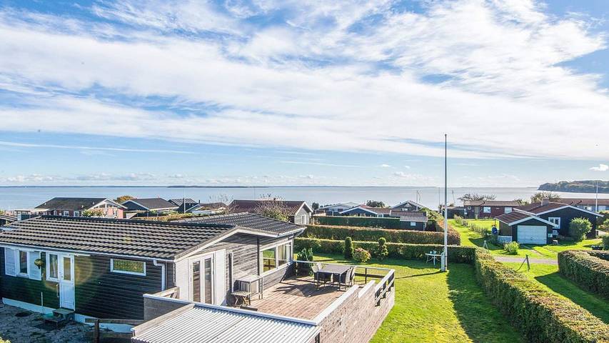 Ferieudlejning for 5 personer, med have i Hejlsminde