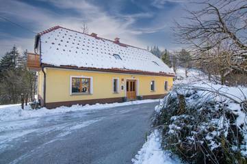 Ferienhaus für 6 Personen, mit Ausblick und Sauna sowie Pool und Garten, mit Haustier in Slowenien