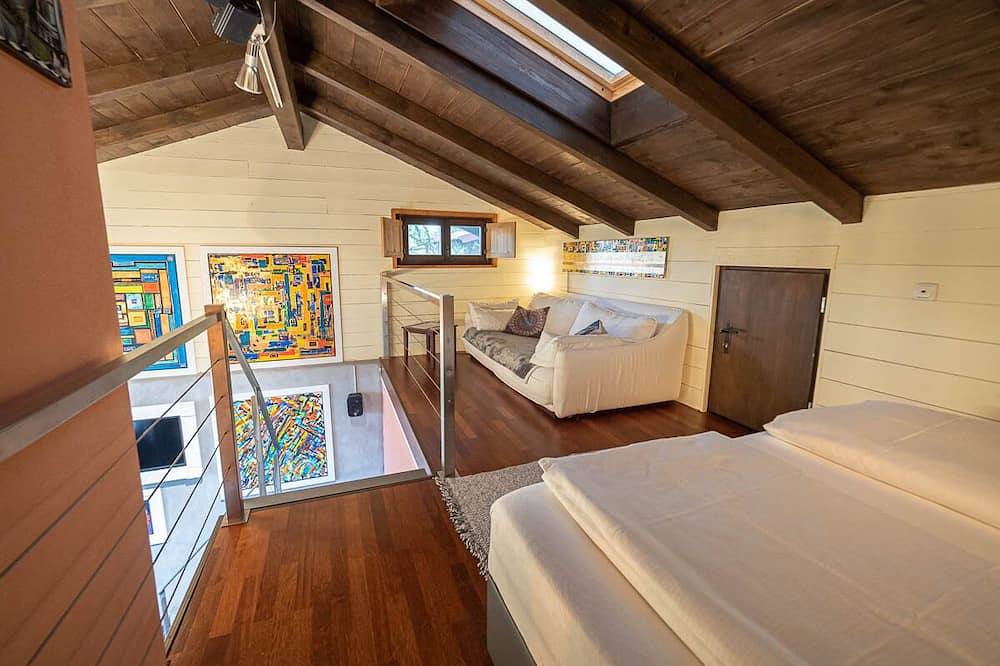 Ganze Wohnung, Ferienwohnung Kunst im Loft 54 qm, für 1-2 Personen mit Terrasse in Seeon, Seebruck