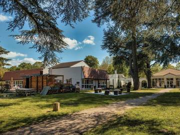 Hôtel pour 2 personnes, avec piscine ainsi que sauna et jardin, animaux acceptés à Le Coudray-Montceaux