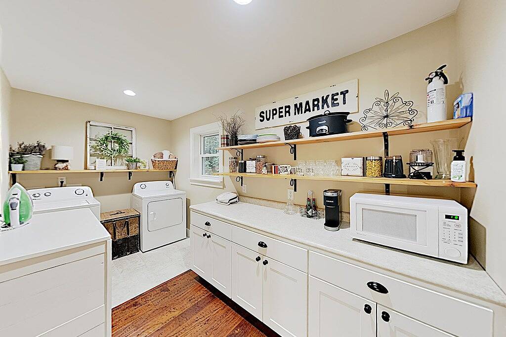 Enchanting new build with screened porch & gourmet kitchen - dog friendly in McDowell County