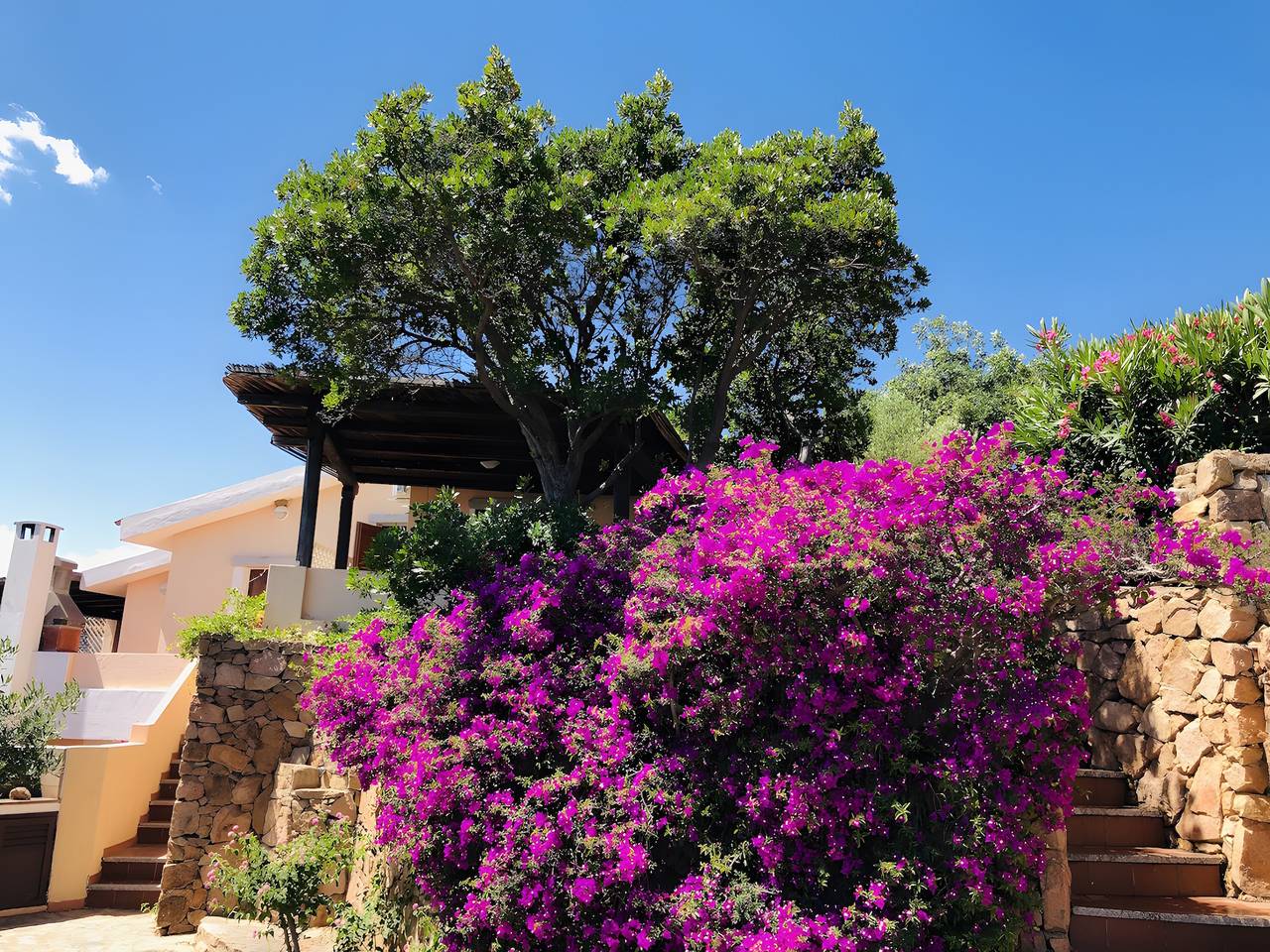 Ganze Wohnung, Zweizimmerwohnung mit Meerblick, 250 m vom Strand, privater Terrasse & Klimaanlage in Porto Taverna, Loiri Porto San Paolo