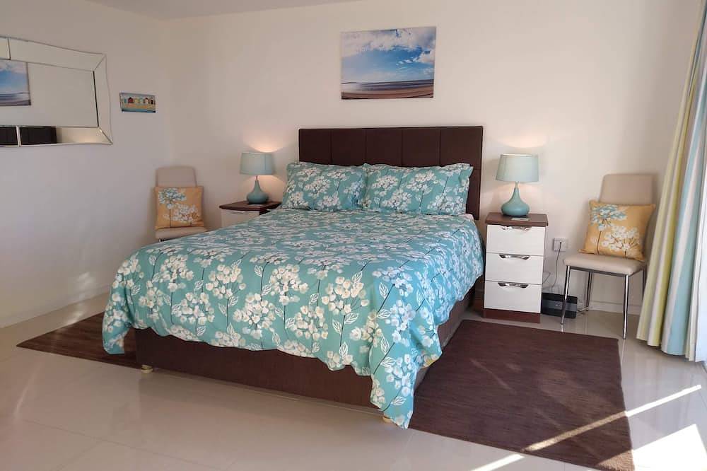 Entire apartment, 5* Self Catering Penthouse, Llanelli, Beach, Sea Views, Walks, Golf, Cycle. in Llanelli, Carmarthenshire