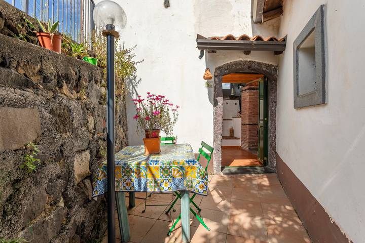 Apartamento entero, Casa vacacional 'Palmento' con vistas al mar, Wi-Fi y aire acondicionado in Piedimonte Etneo, Etna