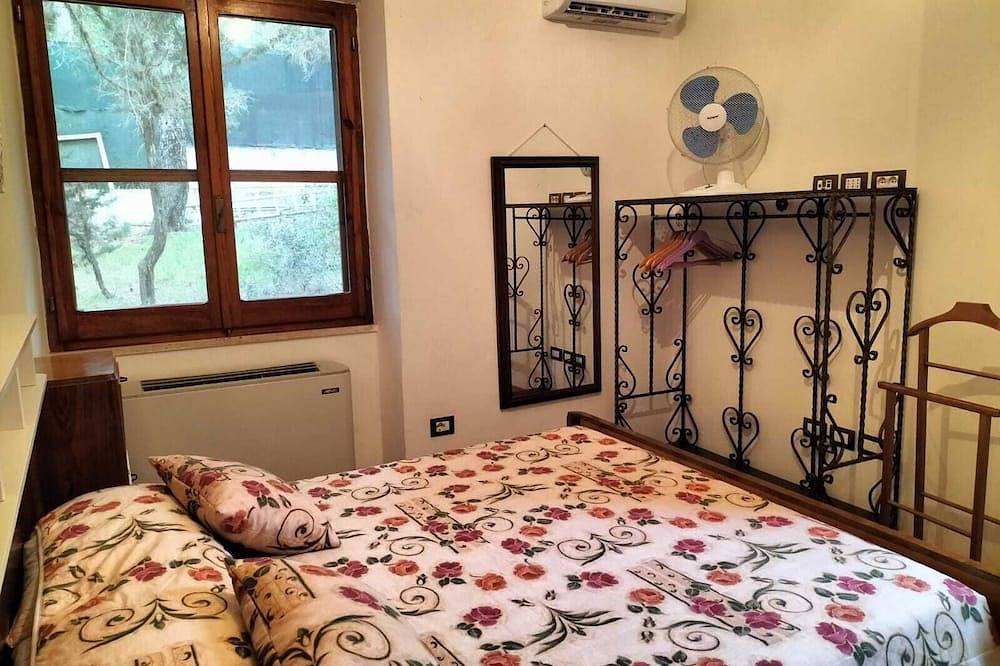 Villa confortable en el puerto deportivo de 20 metros del mar con un gran bosque de pinos privado in Playa de Porto Pino, Porto Pino