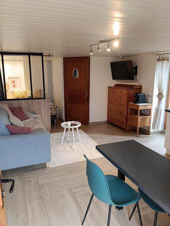 Appartement entier, Studio 4 personnes avec terrasse privée à Voglans in Voglans, Région de Chambéry