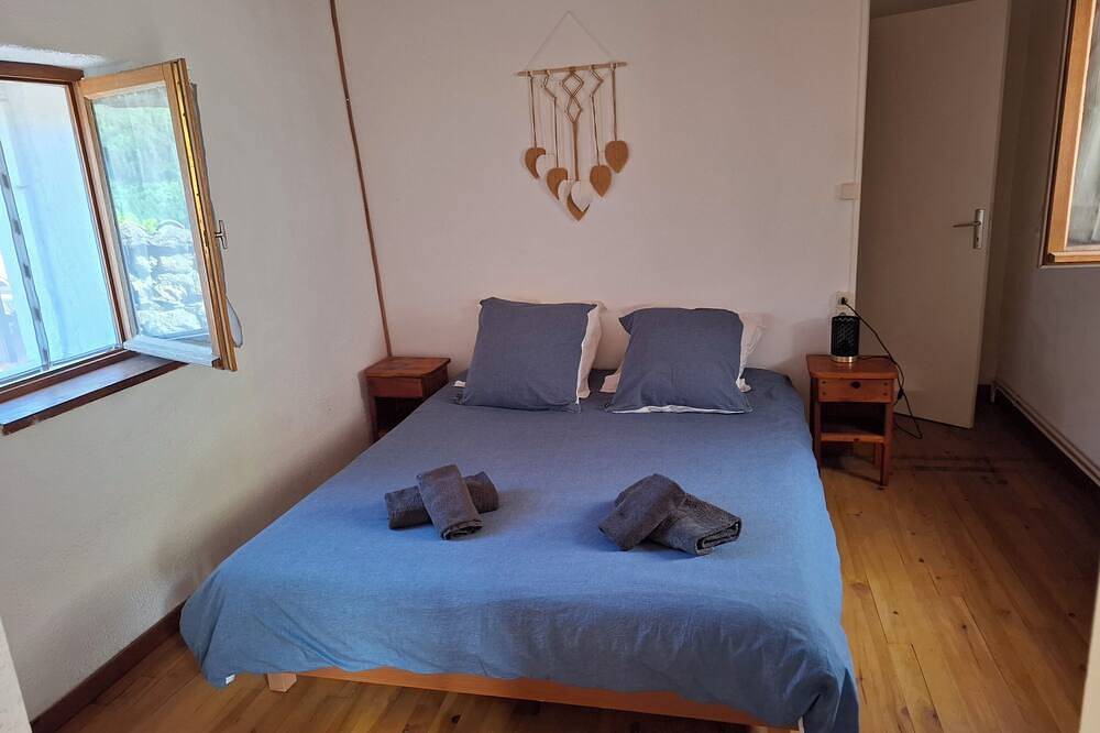 Appartement entier, Deux pièces dans une maison individuelle dans un hameau paisible in Saint-Maurice-en-Chalencon, Parc naturel régional des Monts d'Ardèche