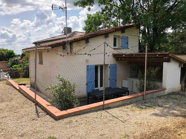 Location de vacances pour 6 personnes, avec jardin ainsi que piscine et terrasse à Lescure-d'Albigeois