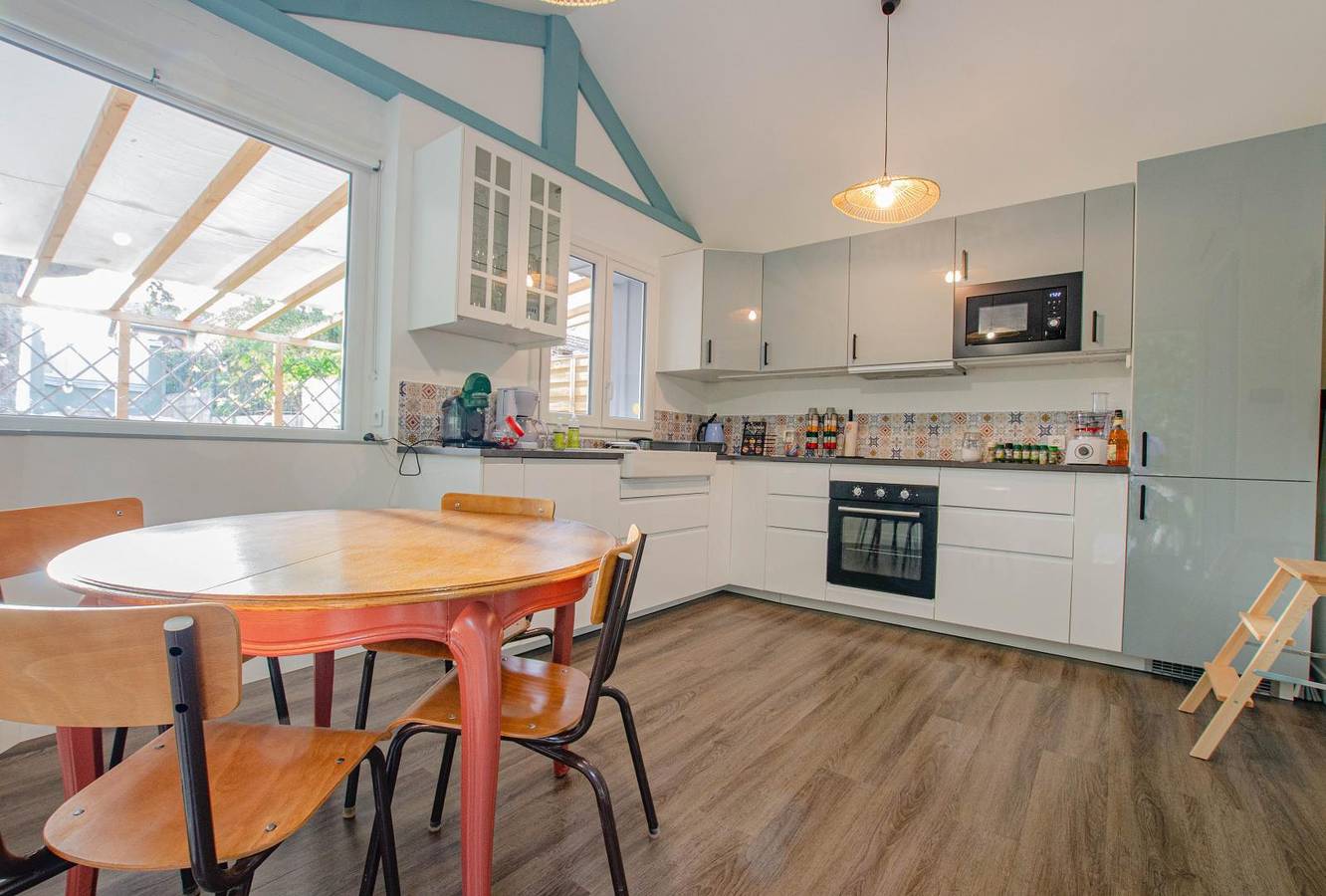 Le Refuge in Saint-Julien-les-Villas, Aube (desambiguación)