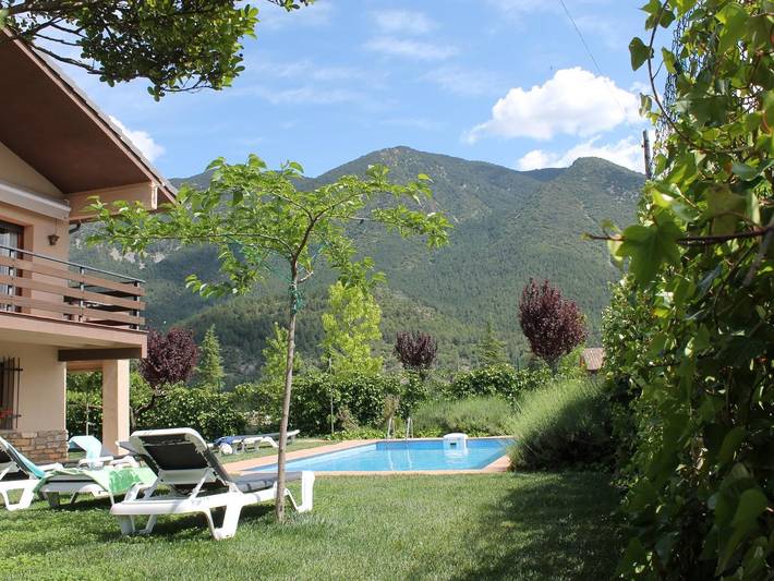 Casa rural con piscina para 14 personas, con Terraza además de Jardín y Piscina en Provincia de Lleida