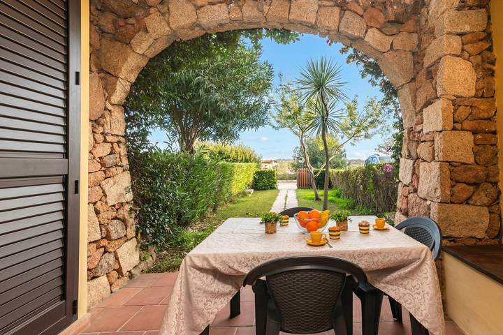 Gîte pour 3 personnes, avec terrasse, adapté aux familles dans Loiri Porto San Paolo