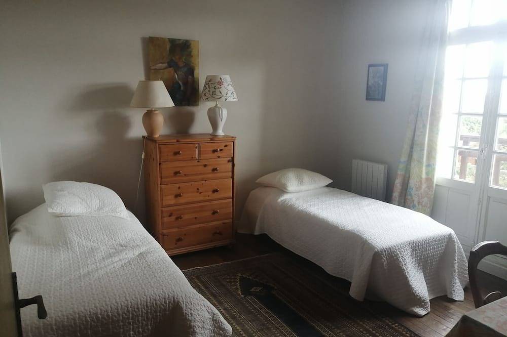 Appartement entier, Premier étage indépendant avec jardin sur le bord de mer. in Luc-sur-Mer, Région de Caen
