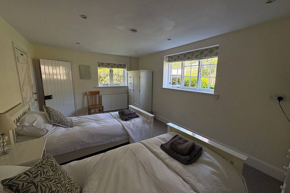 Stunning 3 bed/3 bath cottage nr Stonehenge & Bath, Sleeps 6.  Walled garden in Wiltshire