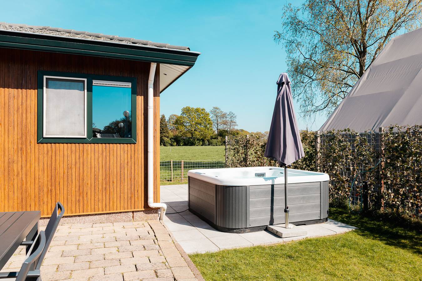 Recreatiepark De Boshoek — Wilbrinkchalet mit Jacuzzi | 4 Personen in Veluwe