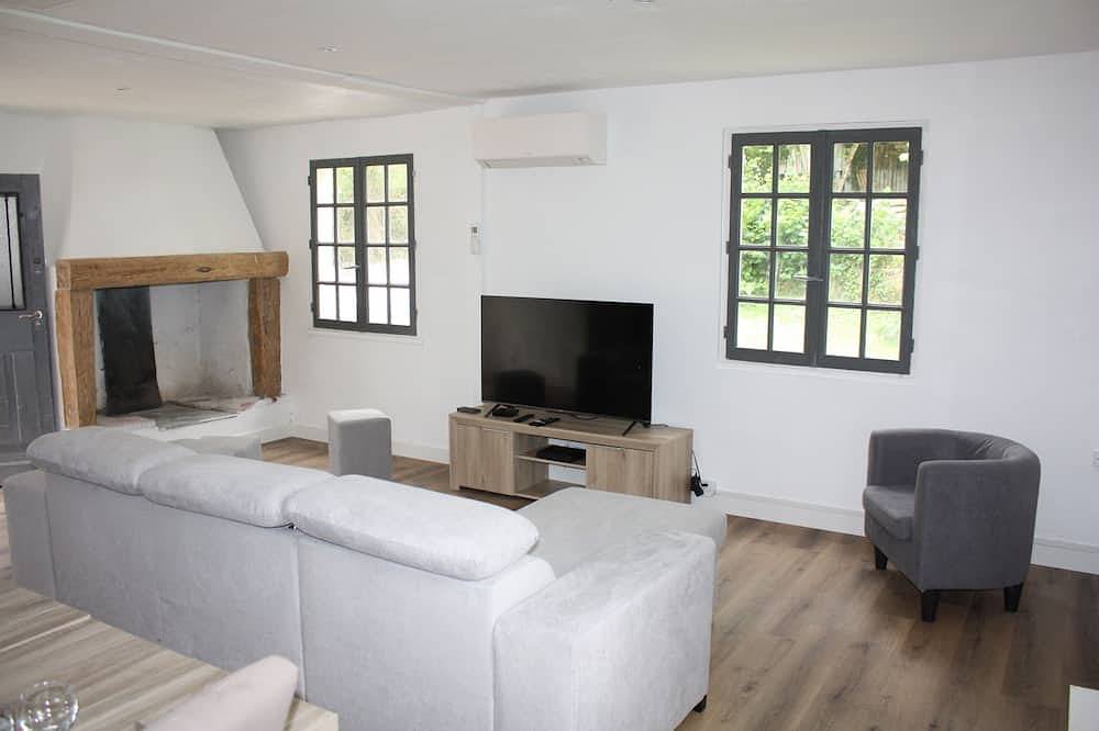 Gite au milieu des bois avec piscine chauffée partagée in Réaup-Lisse, Région de Nérac