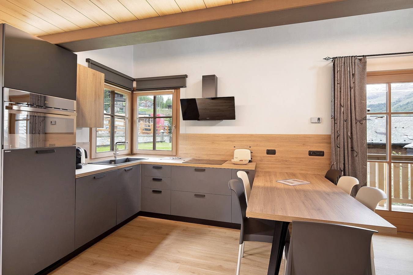 Ganze Wohnung, Ferienwohnung Chalet Monteneve Bordeaux mit Bergblick, Balkon und Wlan in Teola, Livigno