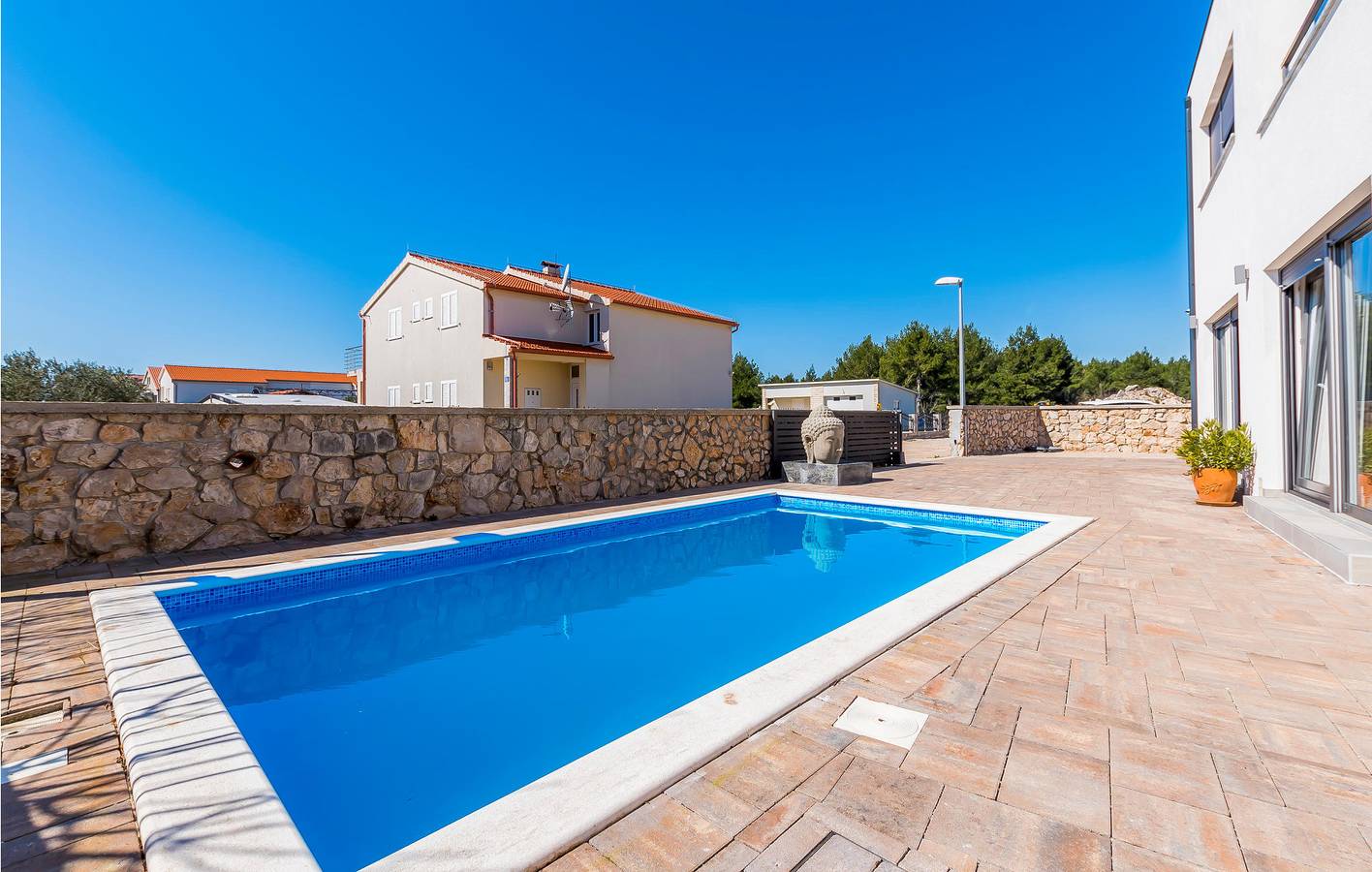 Charmante 2-Zimmer-Wohnung mit Pool, Terrasse und WLAN in Strandnähe in Srima, Šibenik-Knin
