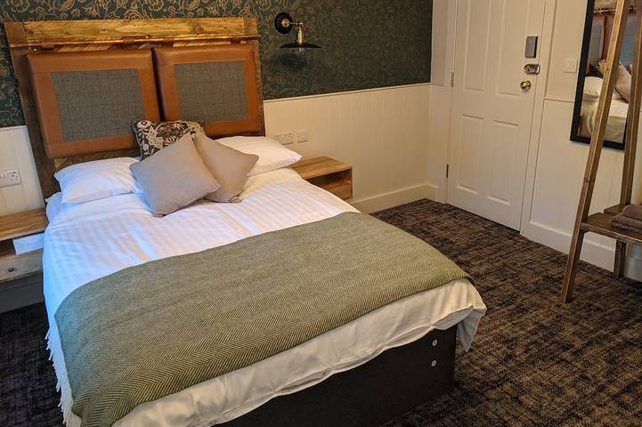 19th century Inn with luxury accommodation & free breakfast in River (Kent), Kent
