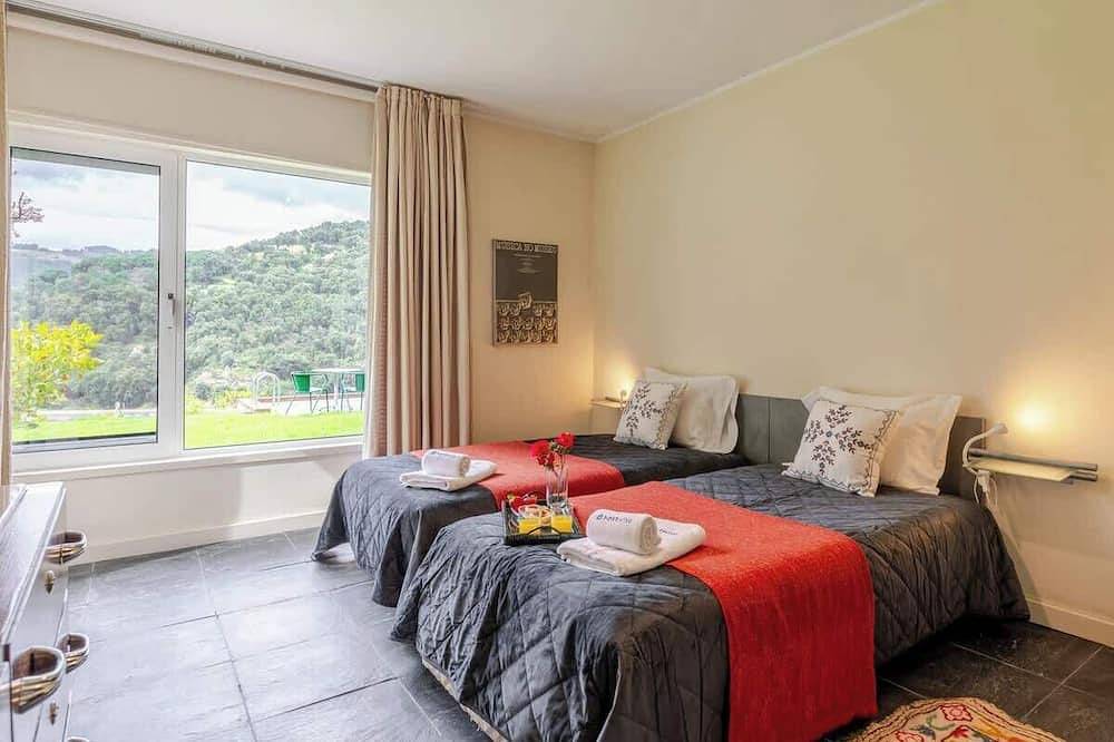 Riverside Retreat w/ Infinity Pool in Resende, Douro-Tal