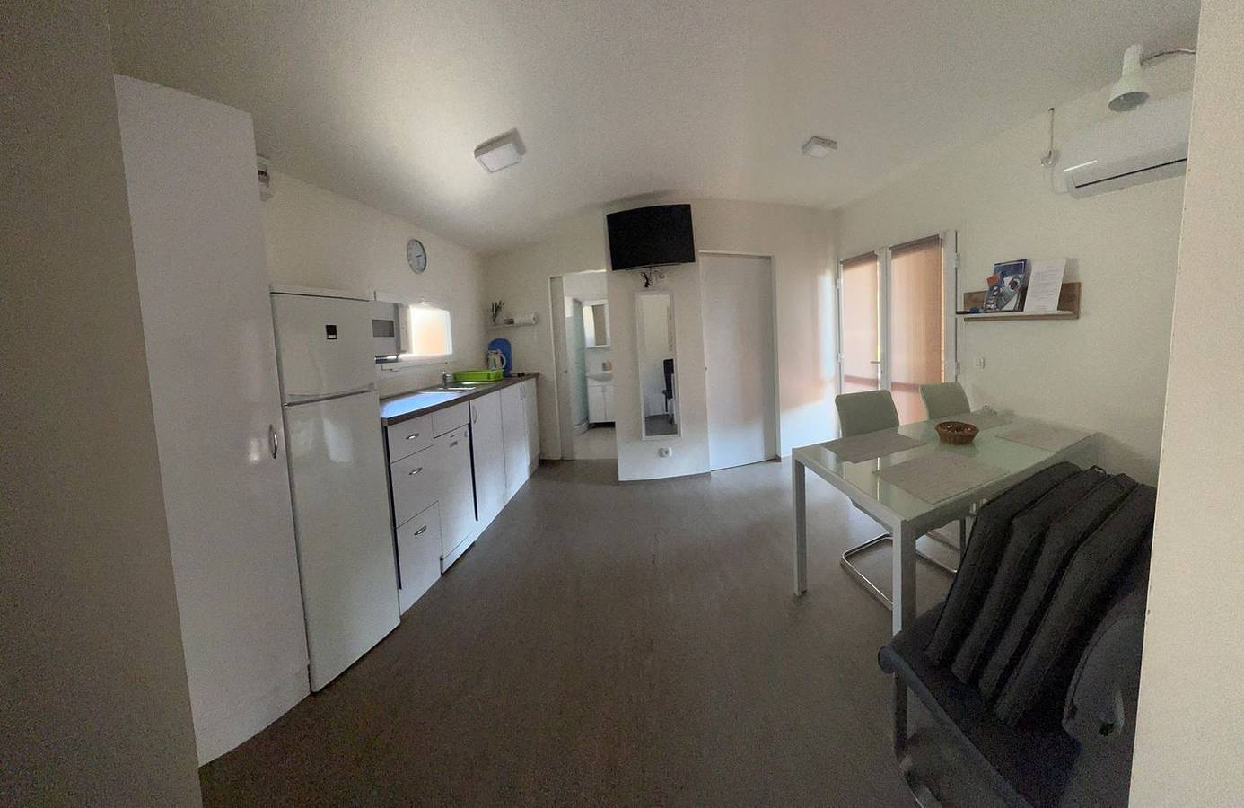 Traumhafter Küstenurlaub im 32m² großen Mobilheim mit Meerblick in Općina Sveti Filip i Jakov, Zadar