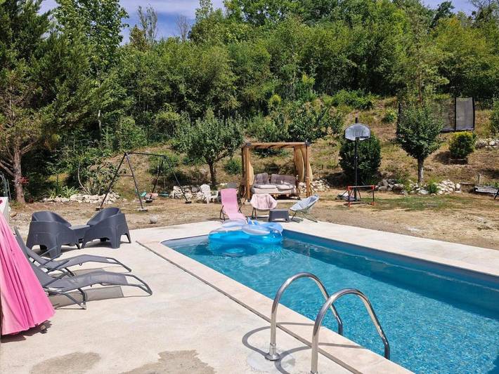 Gîte pour 6 personnes, avec Terrasse et Jardin ainsi que Piscine et Vue dans Poigny