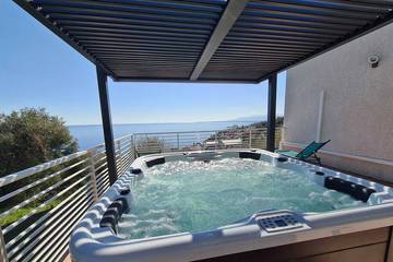 Location de vacances pour 6 personnes, avec terrasse et jacuzzi à San-Martino-di-Lota