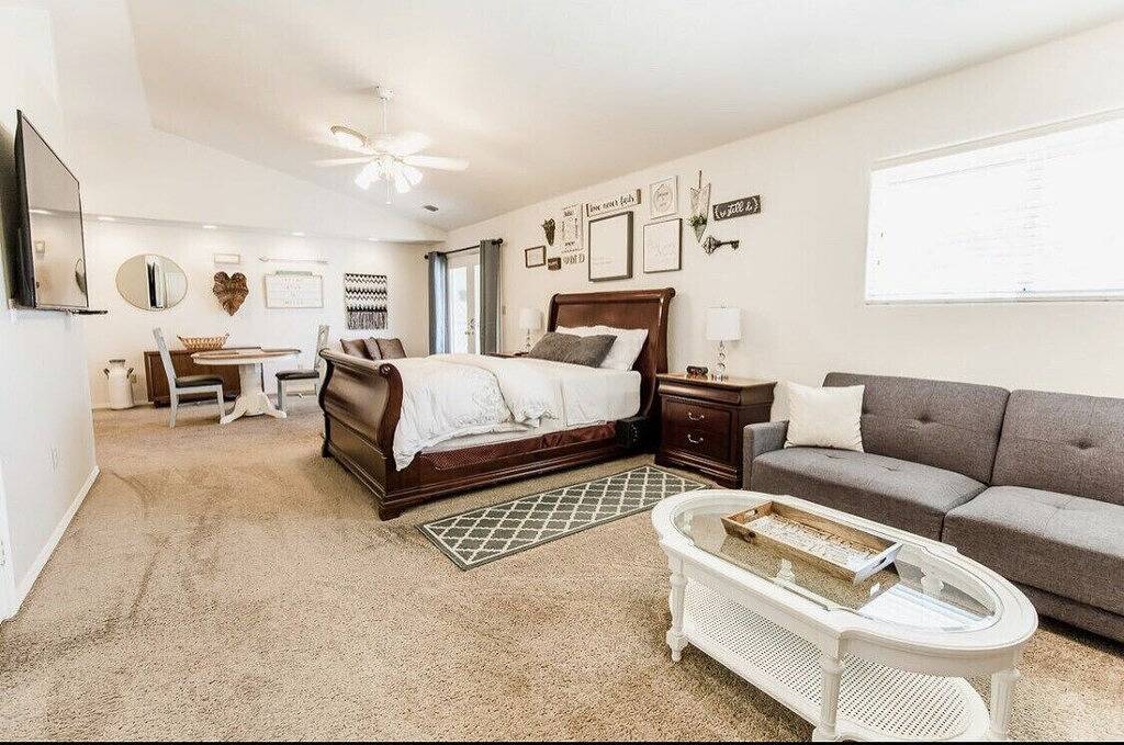 Ganze Wohnung, Huge Private Guest suite w/ jet tub in great neighborhood near attractions in Fresno, Fresno County