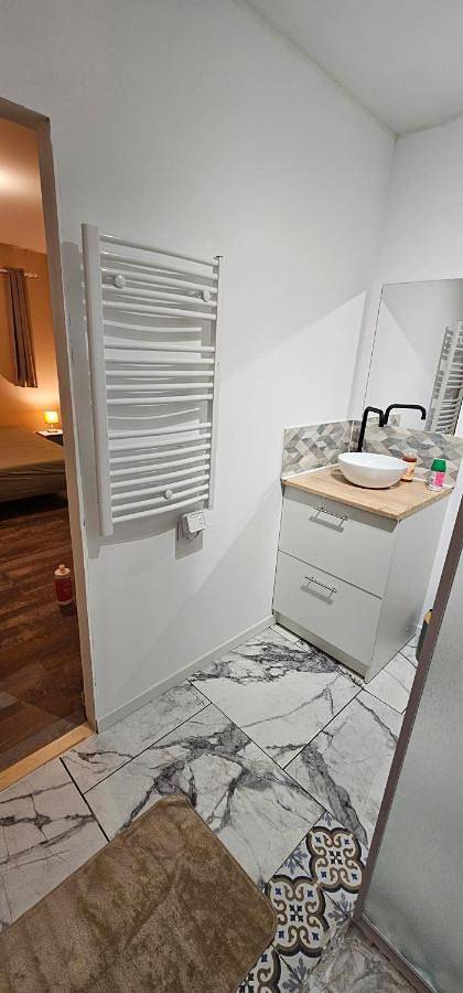 Appartement entier, One-Bedroom Apartment in Parigné-l'Évêque, Sarthe