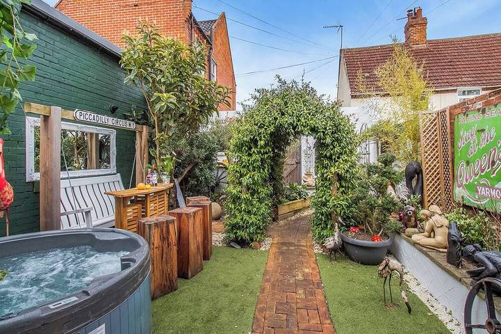 Cottage for 4 people, with hot tub and garden, with pets in Suffolk