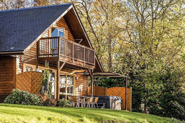 Chalet for 6 people, with hot tub and terrace in Loch Lomond