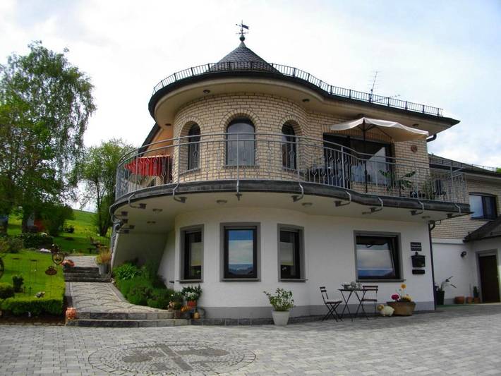 Ferienwohnung für 3 Personen, mit Terrasse und Garten sowie Seeblick und Ausblick