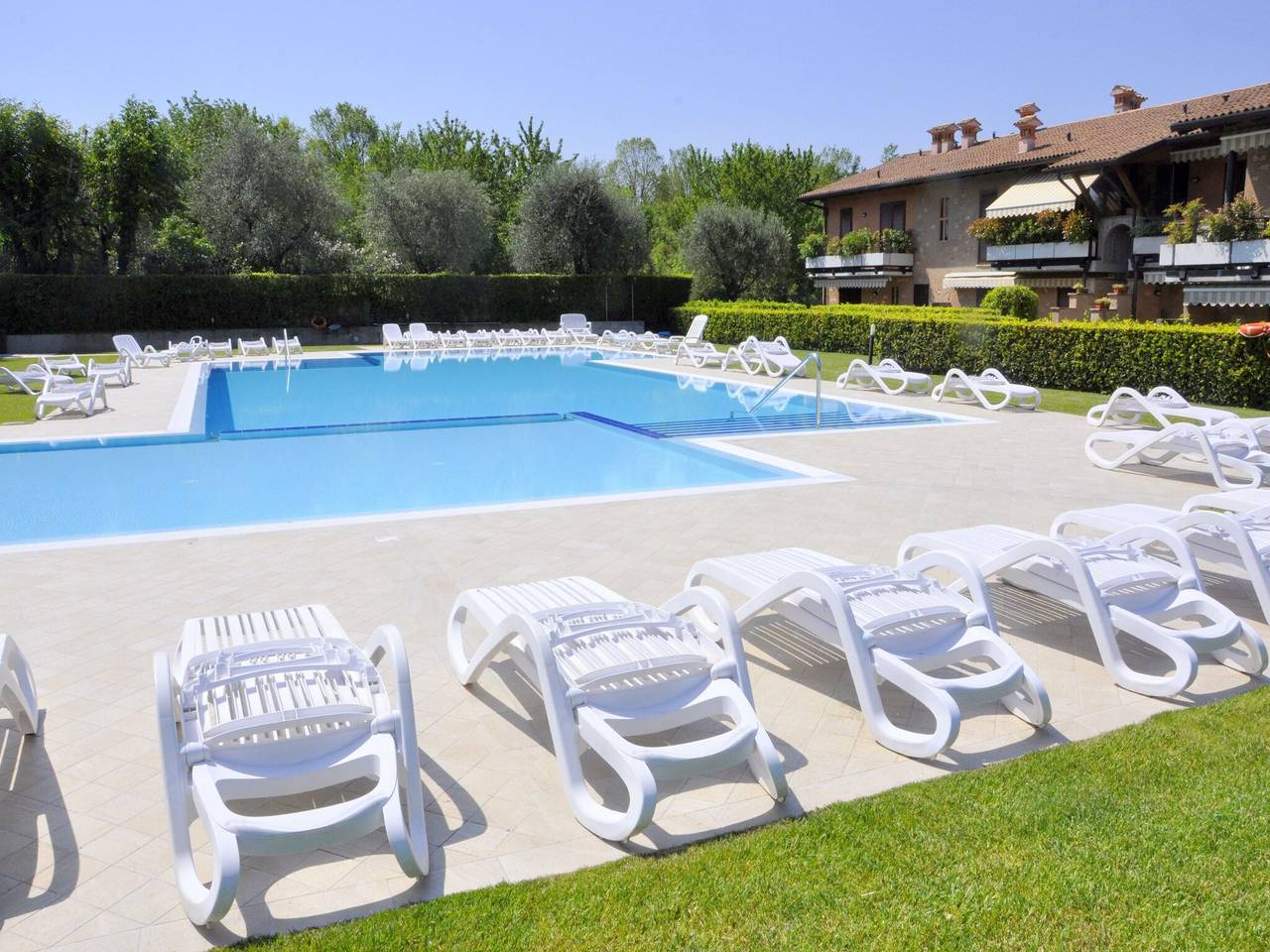Soggiorno a bordo piscina a Lazise in Lazise, Prealpi Gardesane