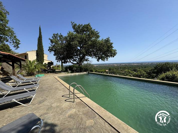 Gîte pour 10 personnes, avec terrasse et piscine - 1