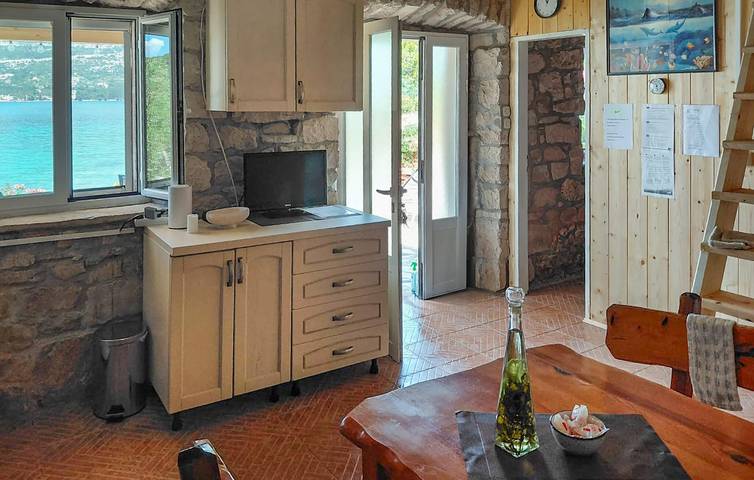 Charmantes Apartment mit Terrasse, WLAN und nur 600 m vom Strand Tri žala entfernt in Zrnovska Banja, Korcula